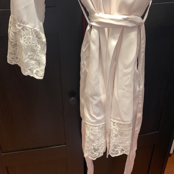Satin and lace robe - Picture 2 of 2
